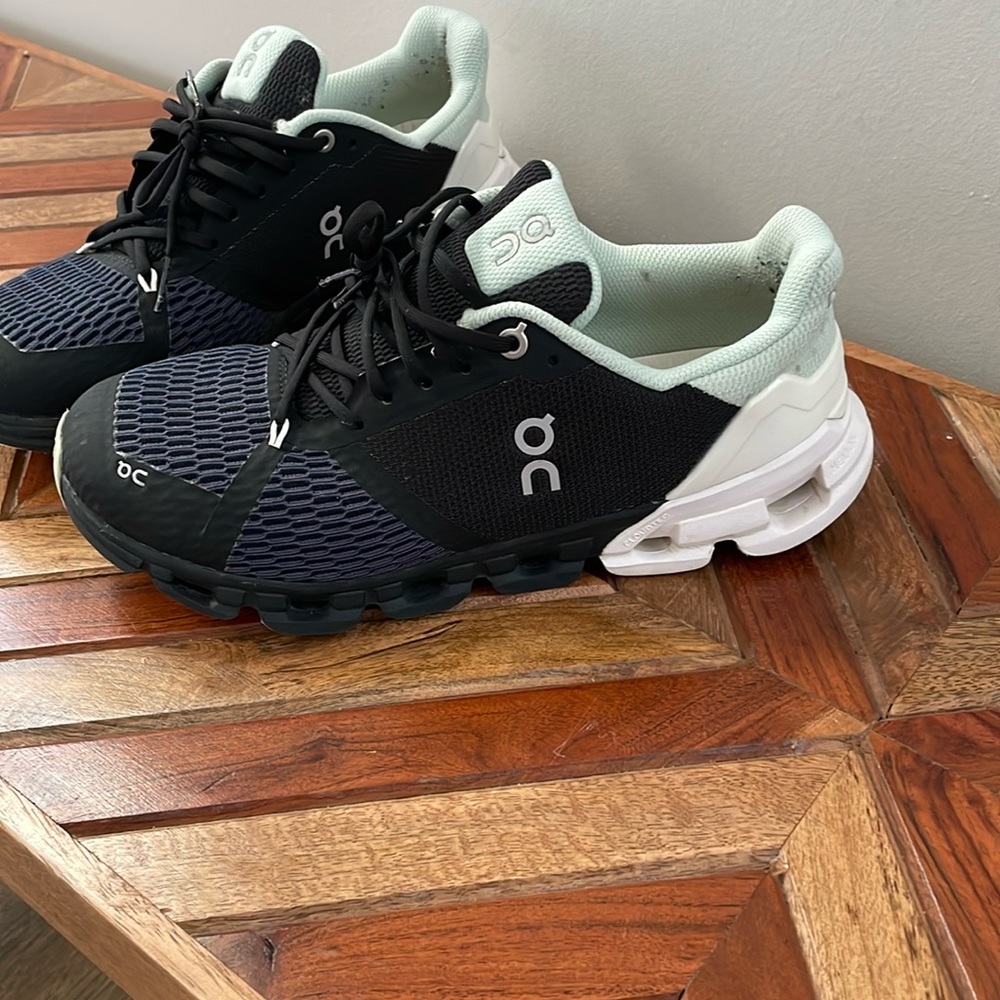 On Cloudflyer Running Sneaker still has factory tie only worn 2x